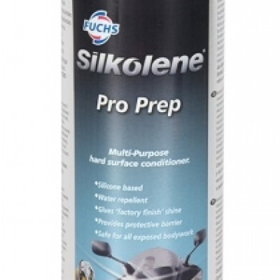 SILIKONSKI SPREJ SILKOLENE PRO PREP VRAĆA SJAJ METALNIM, PLASTIČNIM I GUMENIM DIJELOVIMA MOTOCIKLA, ODBIJA VLAGU, PRLJAVŠTINU I OLAKŠAVA REDOVITO ČIŠĆENJE 500 ML